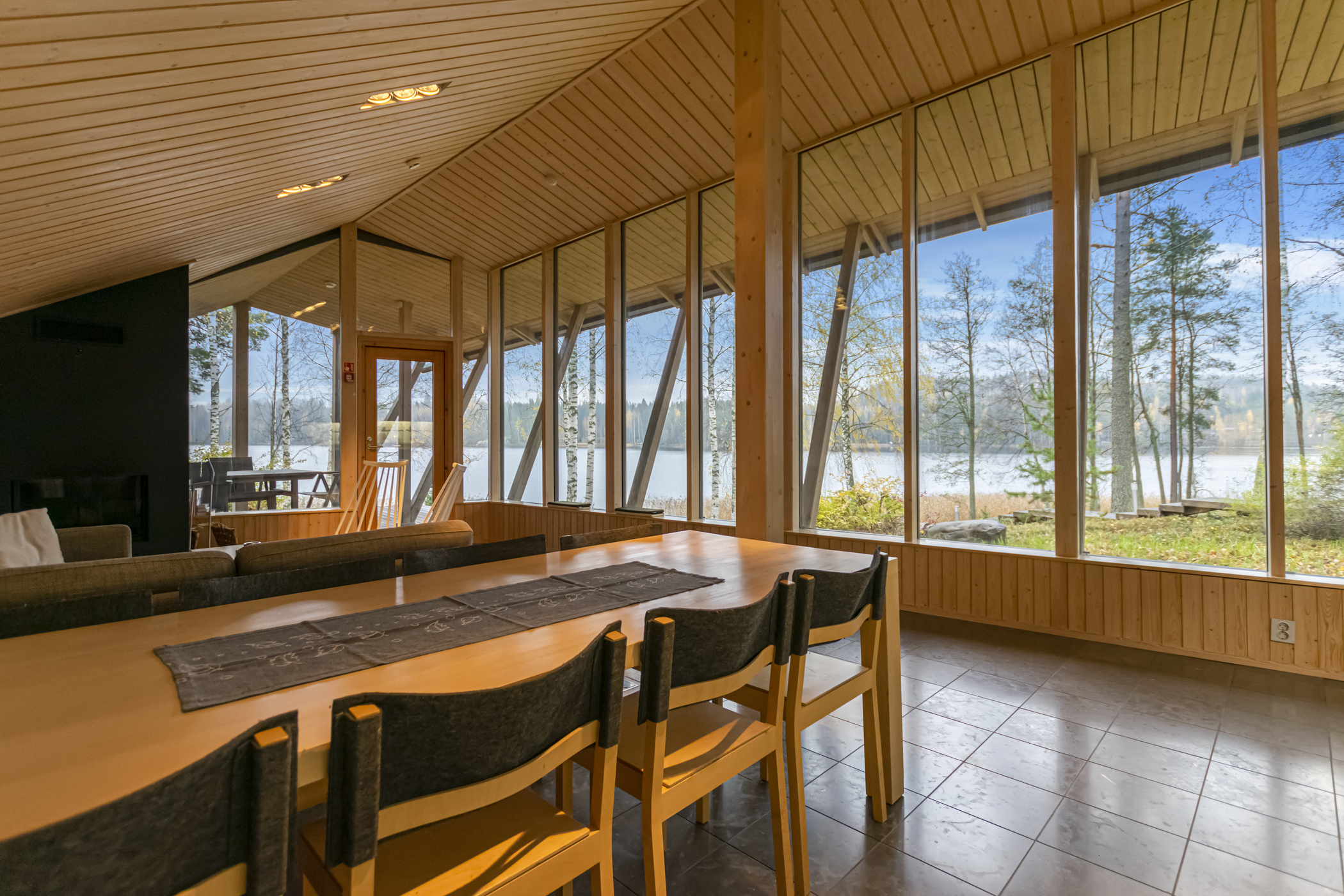 Rantahuvilan keittiö ja oleskelutila