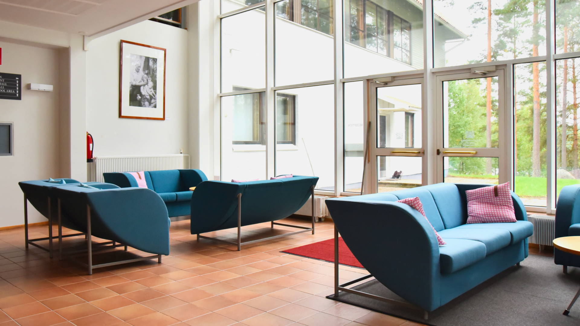 Rantahotellin ala-aulan oleskelutila