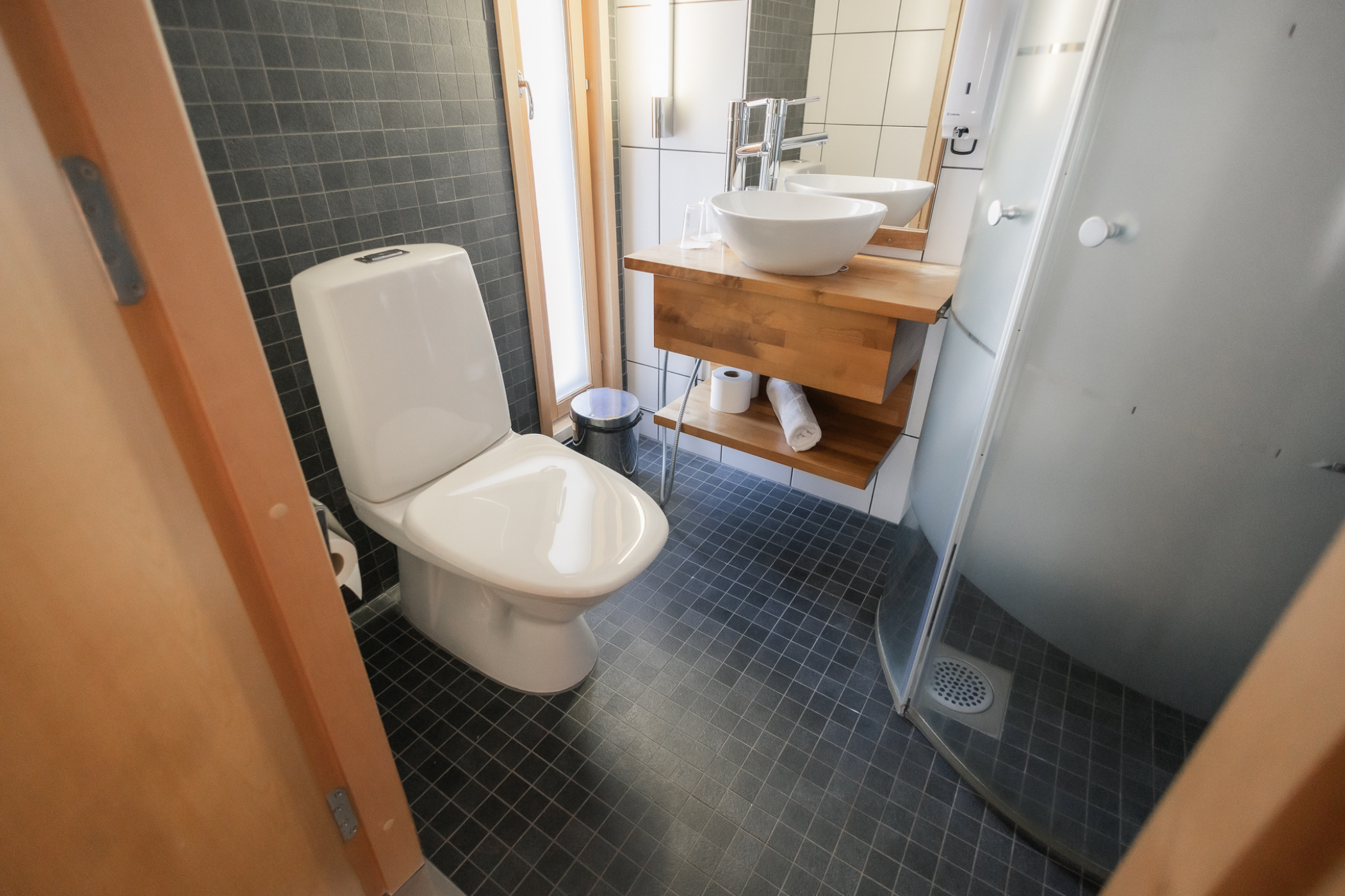 Rinnehuvilan yläkerran makuuhuoneista löytyy omat wc:t ja suihkut