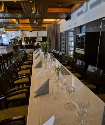 Rantaravintolaan mahtuu isompikin ryhmä yhtä aikaa syömään.