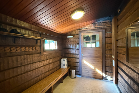 Rantasaunalla on kaksi pukuhuonetta.