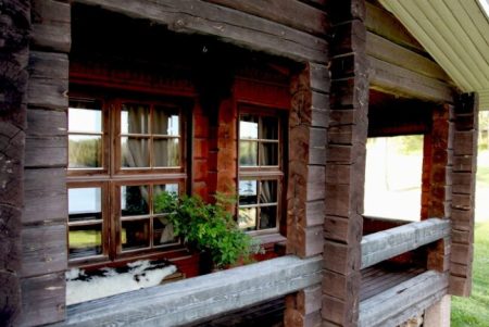 Rantasaunan terassilta on mukava katsella vilvotellessa Saimaalle.